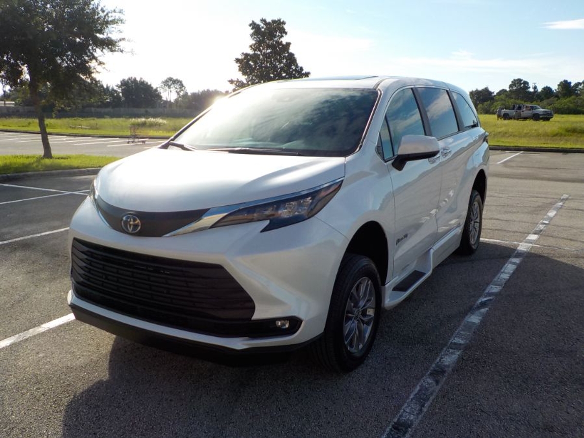 2025 TOYOTA SIENNA - Image 4