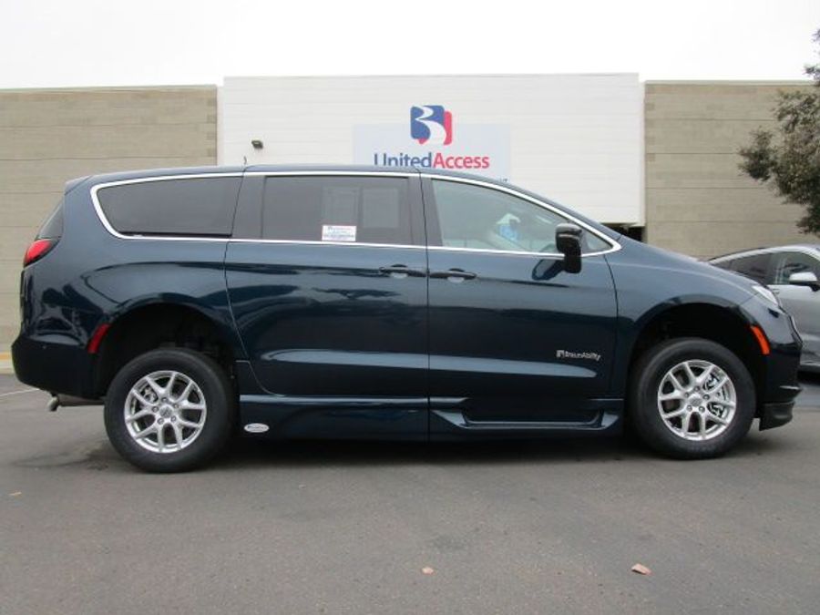 New 2025 Chrysler Pacifica Select Safety - BraunAbility Side Entry Entry In Floor Automatic Ramp