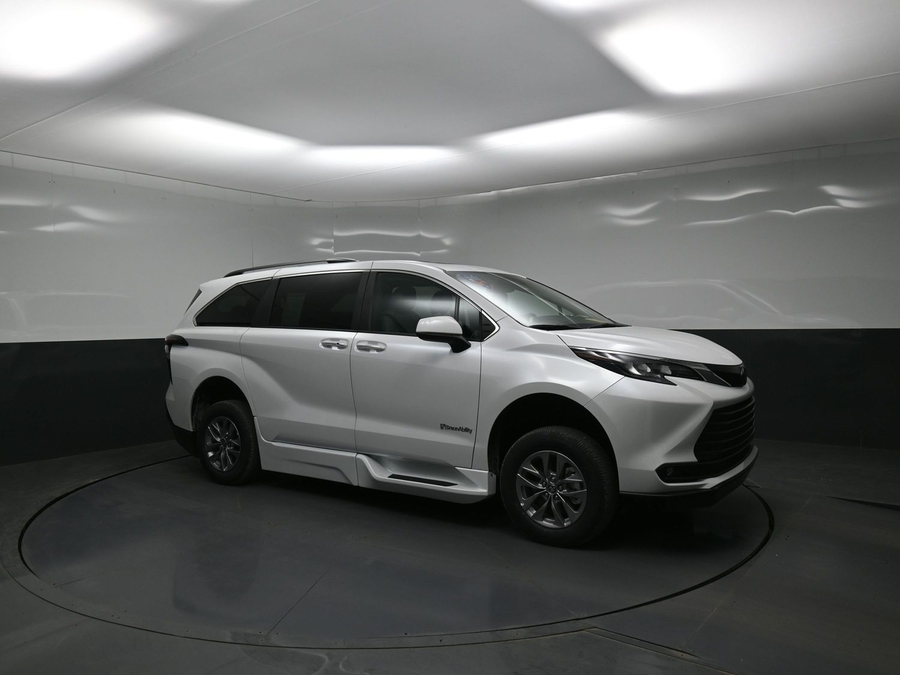 New 2026 Toyota Sienna Hybrid XLE Base - BraunAbility Side Entry Entry In Floor Automatic Ramp