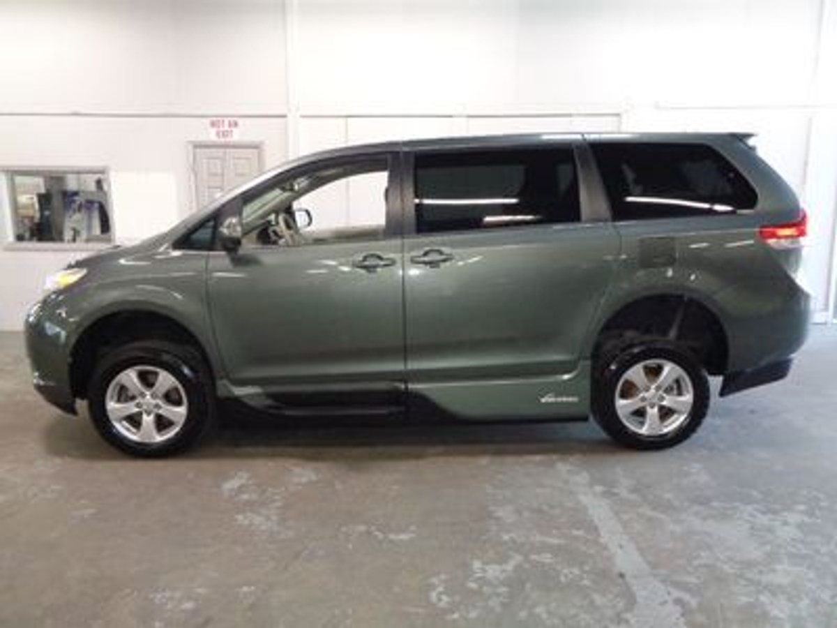 2014 TOYOTA SIENNA - Image 2