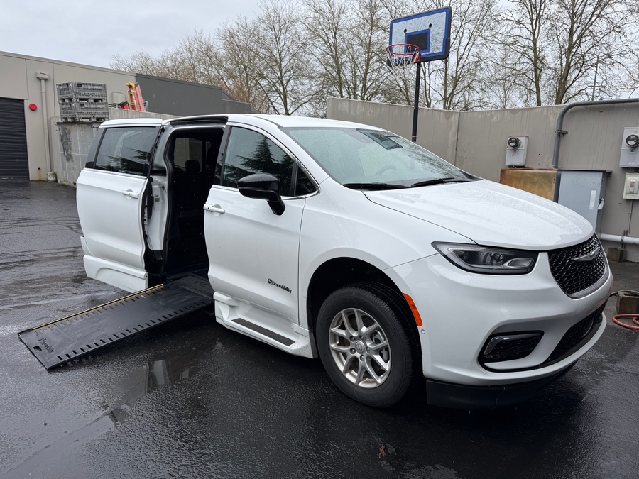 Used 2025 Chrysler Pacifica Select - BraunAbility Side Entry Entry In Floor Automatic Ramp