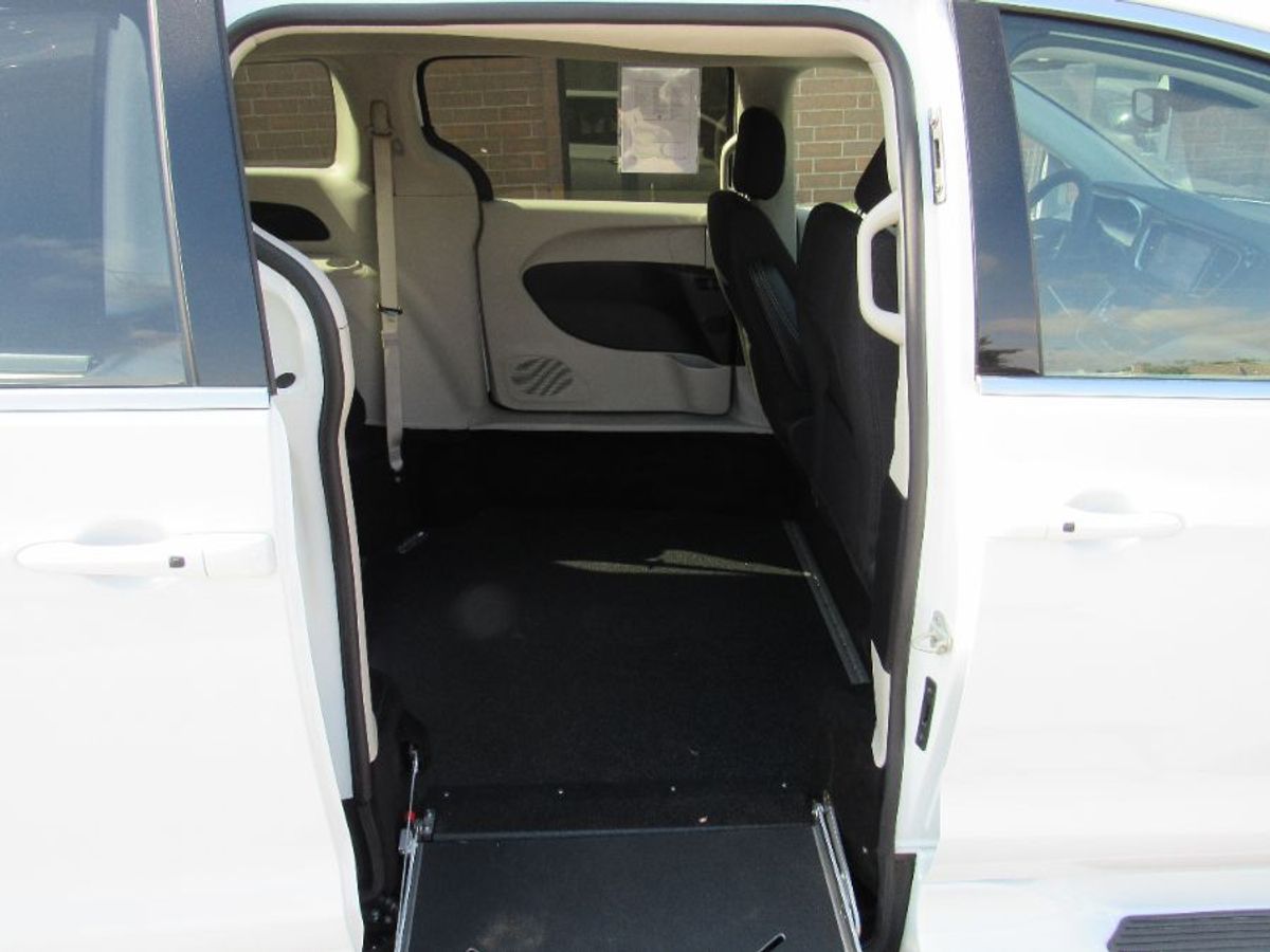 White Chrysler Voyager image number 8