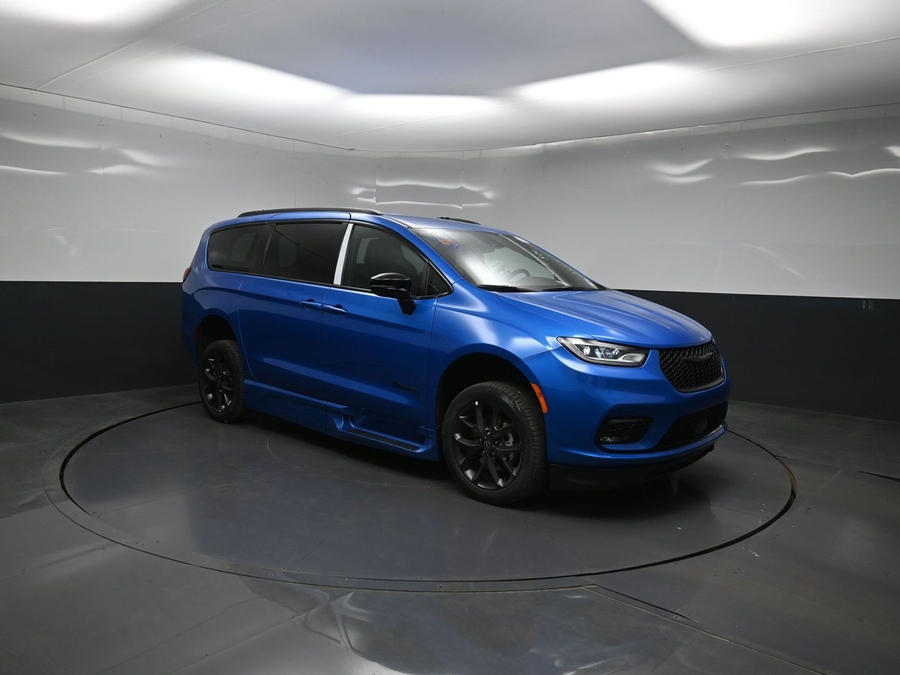 New 2026 Chrysler Pacifica Select Sport - BraunAbility Side Entry Entry Fold Out Automatic Ramp