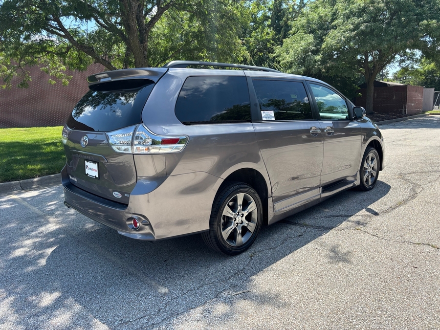 Used 2016 Toyota Sienna SE - BraunAbility Side Entry In Floor Automatic Ramp