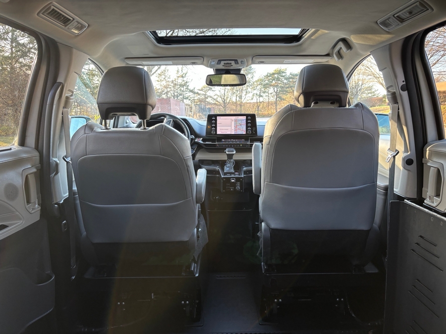 Used 2021 Toyota Sienna Hybrid XLE Base - BraunAbility Side Entry Entry Fold Out Automatic Ramp
