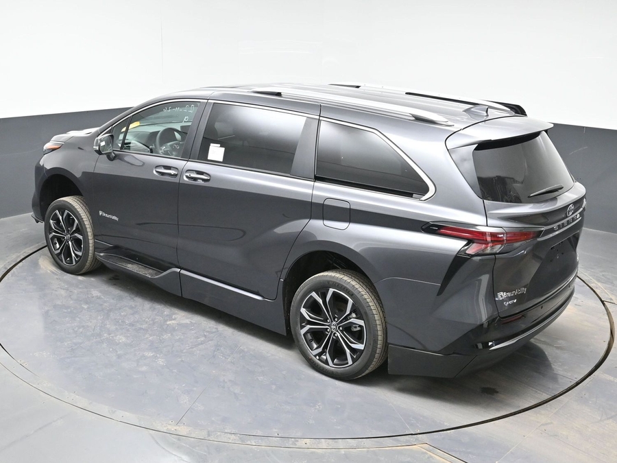 Grey Toyota Sienna image number 24