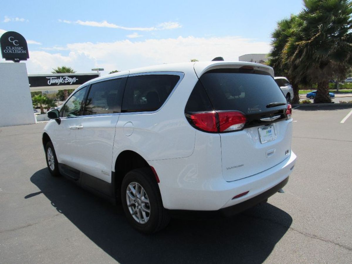 White Chrysler Voyager image number 6