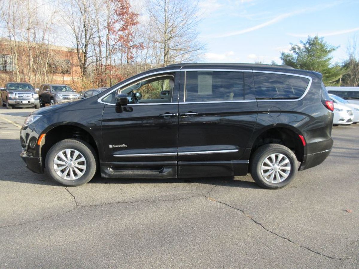 Black Chrysler Pacifica image number 11