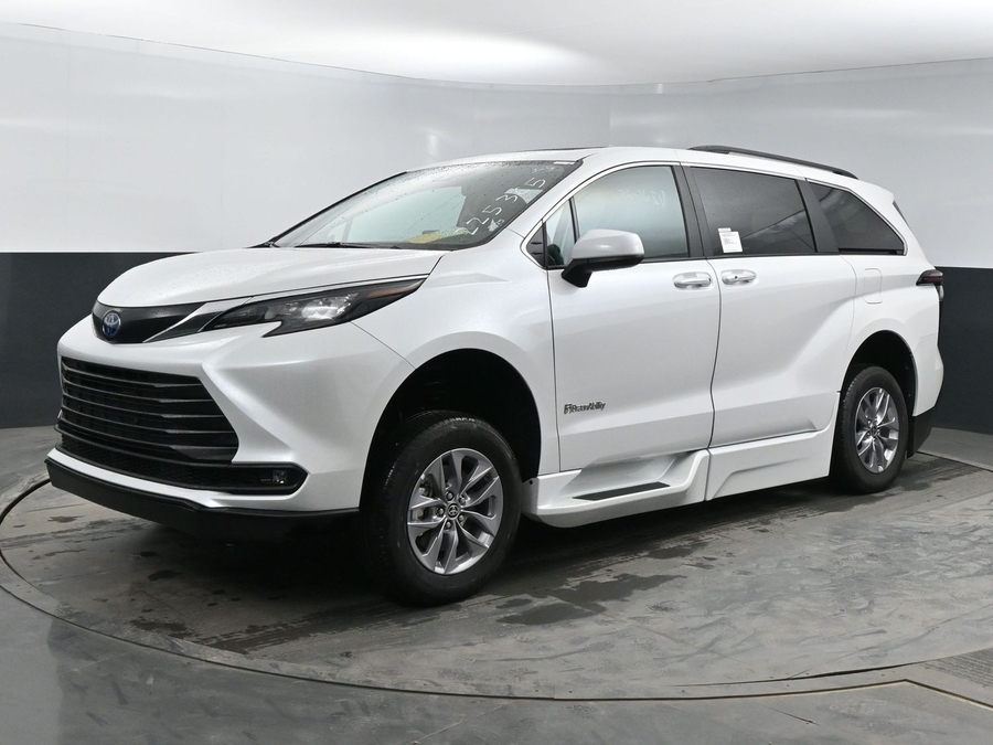 New 2025 Toyota Sienna Hybrid XLE Plus - BraunAbility Side Entry Entry Fold Out Automatic Ramp