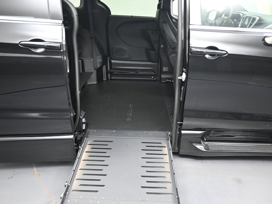 Black Chrysler Pacifica image number 8