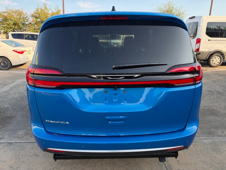 Blue Chrysler Pacifica image number 3