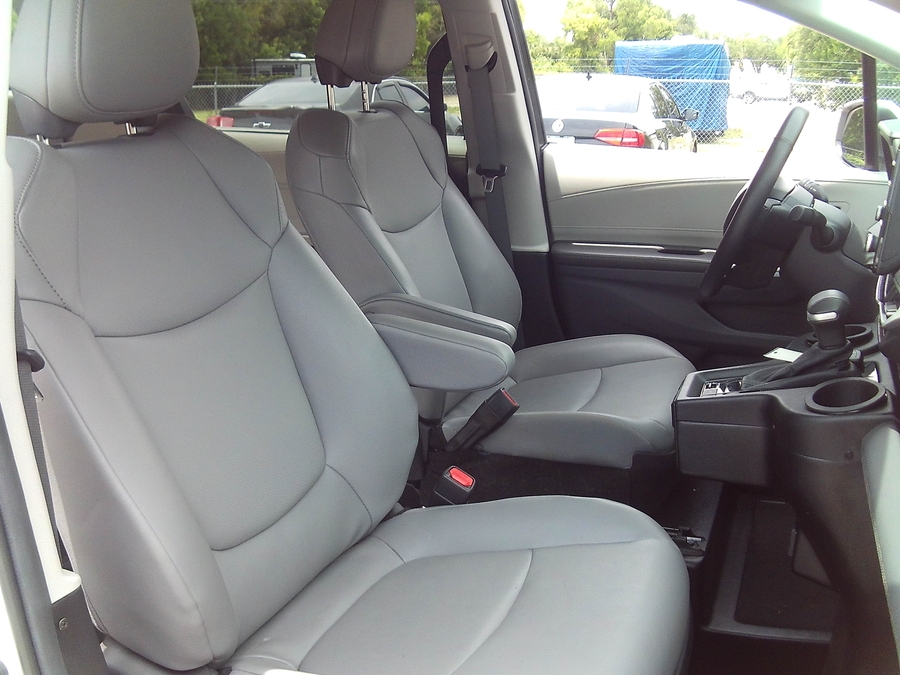 White Toyota Sienna image number 8