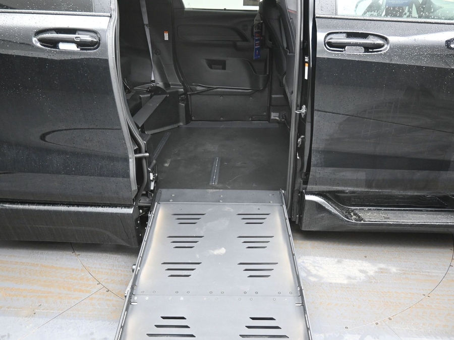 New 2025 Toyota Sienna Hybrid XSE Sport - BraunAbility Side Entry Entry Fold Out Automatic Ramp