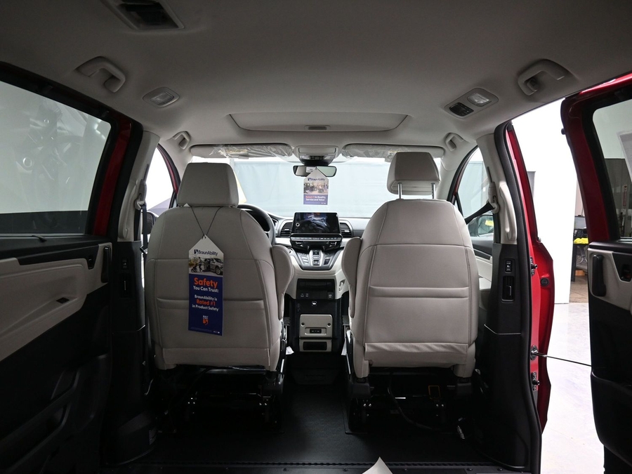Red Honda Odyssey image number 14