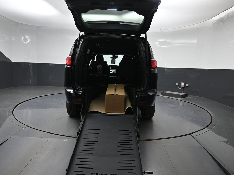 Black Chrysler Voyager image number 9