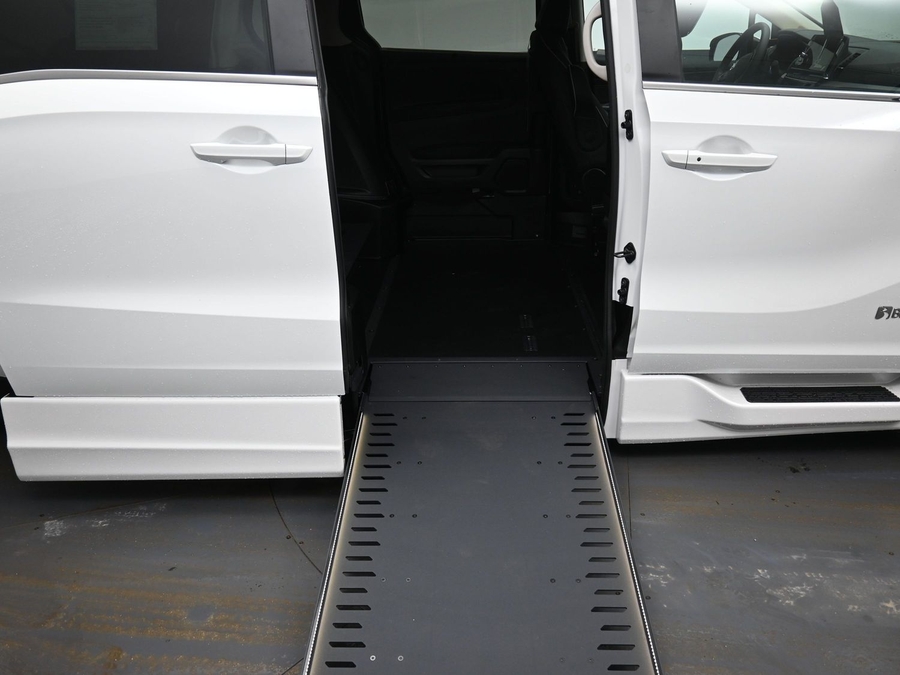 White Honda Odyssey image number 11