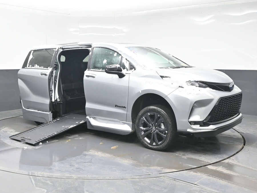 New 2025 Toyota Sienna Hybrid XSE Sport - BraunAbility Side Entry Entry In Floor Automatic Ramp
