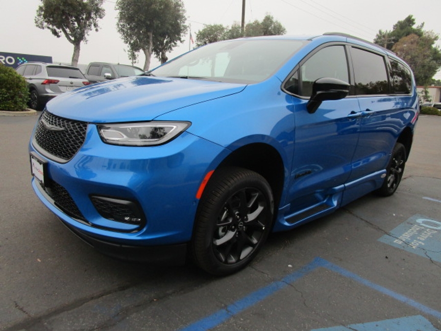 New 2026 Chrysler Pacifica Select Sport - BraunAbility Side Entry Fold Out Automatic Ramp
