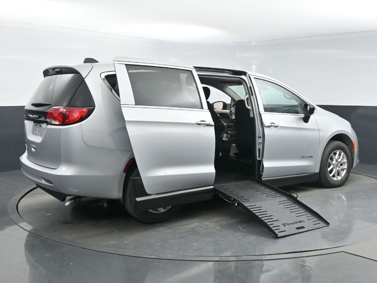 Silver Chrysler Voyager image number 21