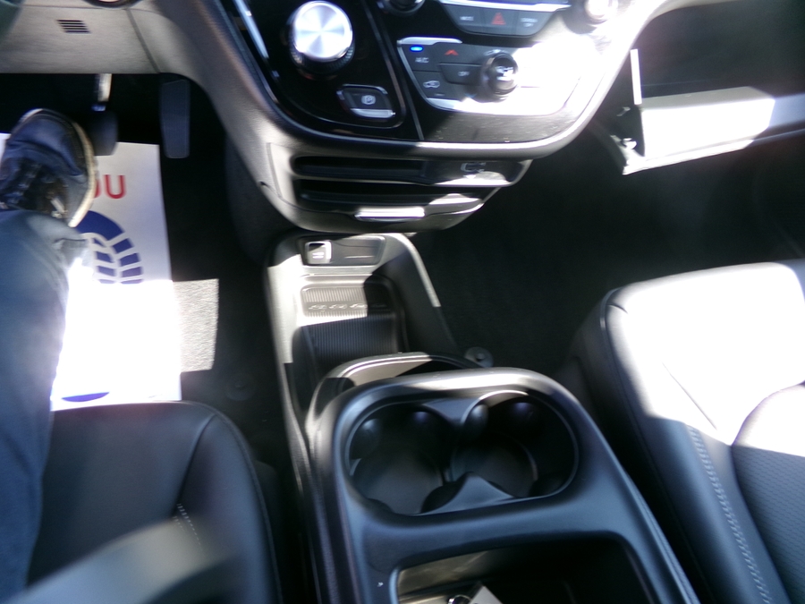 White Chrysler Voyager image number 8