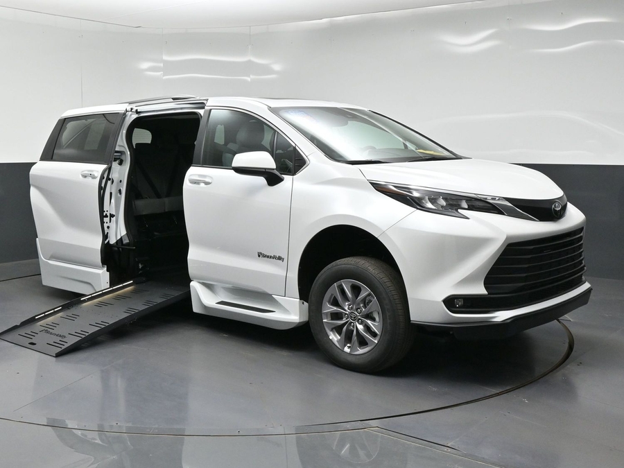 New 2026 Toyota Sienna Hybrid XLE Base - BraunAbility Side Entry Fold Out Automatic Ramp