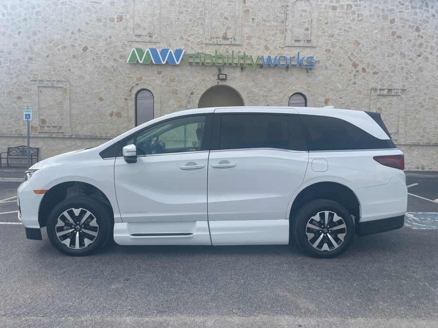 White Honda Odyssey image number 6