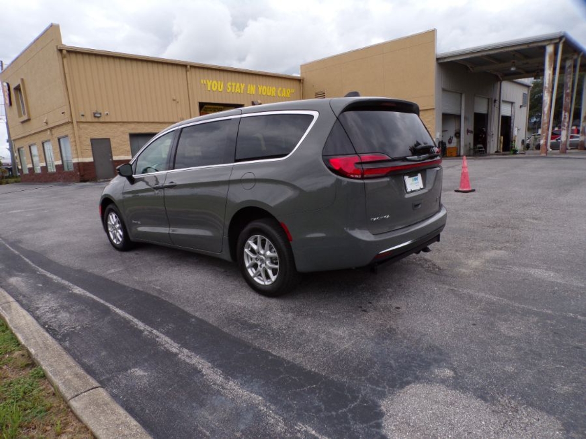 Grey Chrysler Pacifica image number 5