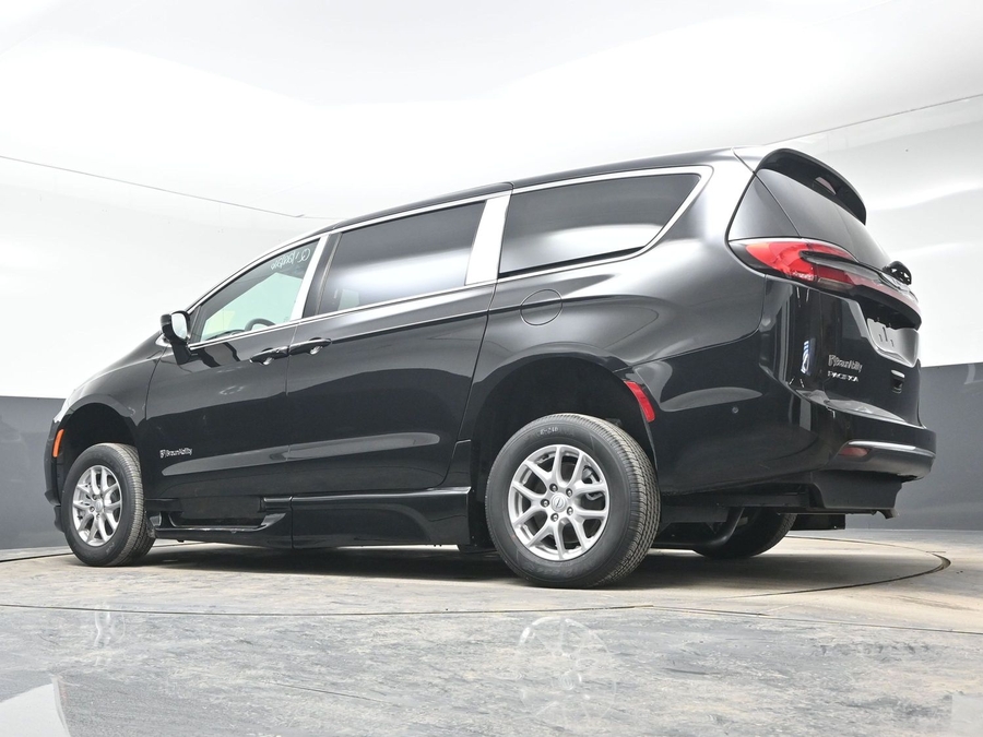 Black Chrysler Pacifica image number 14