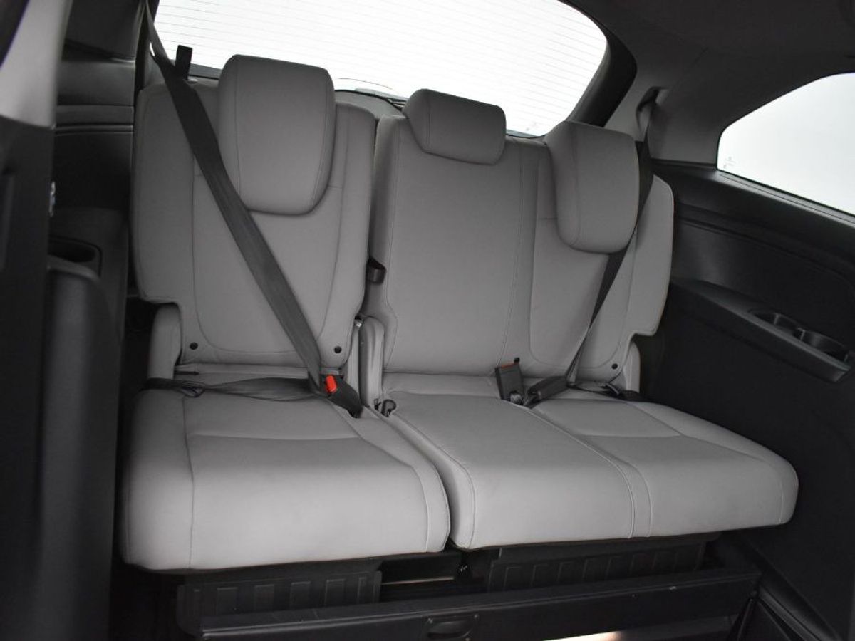 Silver Honda Odyssey image number 3