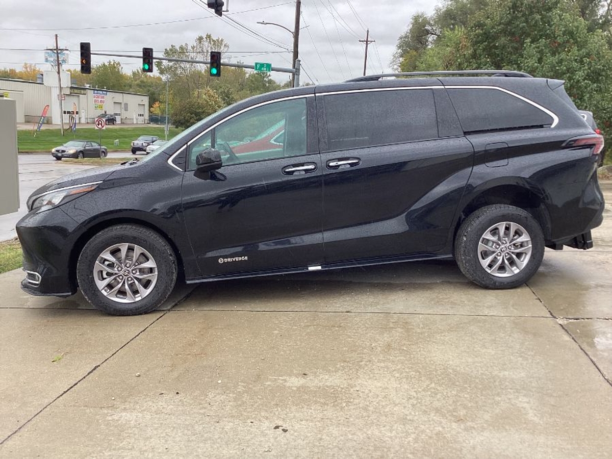 2024 TOYOTA SIENNA - Image 1