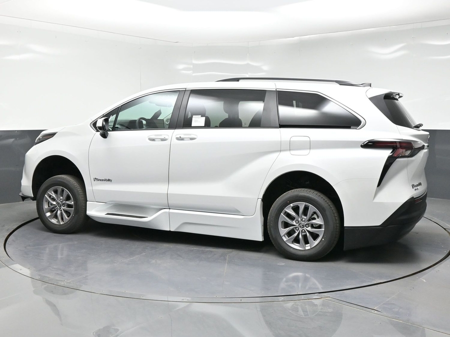 New 2026 Toyota Sienna Hybrid XLE Add - BraunAbility Side Entry Entry Fold Out Automatic Ramp