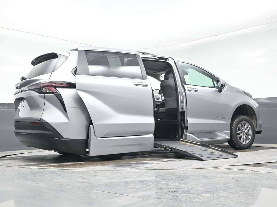 New 2025 Toyota Sienna Hybrid XLE Plus - BraunAbility Side Entry Entry Fold Out Automatic Ramp