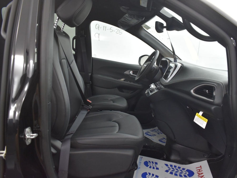 New 2025 Chrysler Pacifica Select Safety - BraunAbility Side Entry Entry In Floor Automatic Ramp