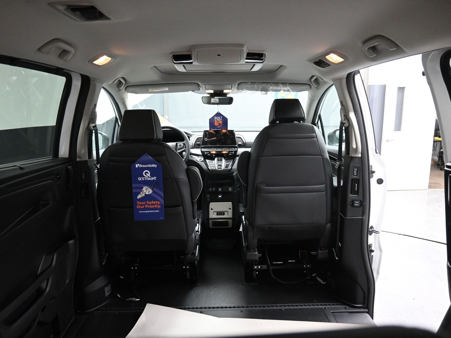 White Honda Odyssey image number 14