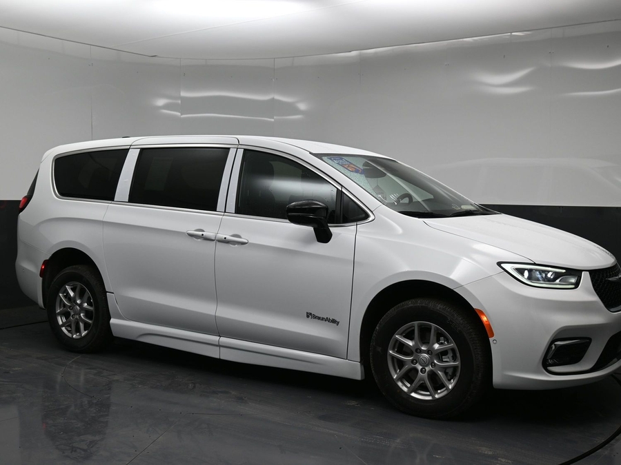 White Chrysler Pacifica image number 17
