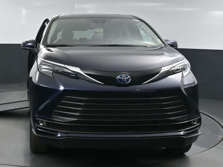 New 2025 Toyota Sienna Hybrid XLE Plus - BraunAbility Side Entry Entry In Floor Automatic Ramp