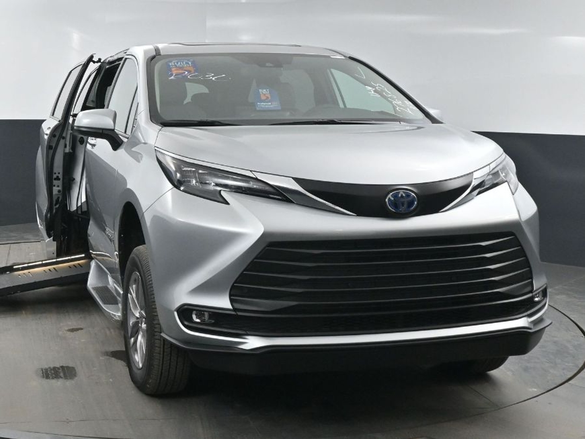 2025 TOYOTA SIENNA - Image 9