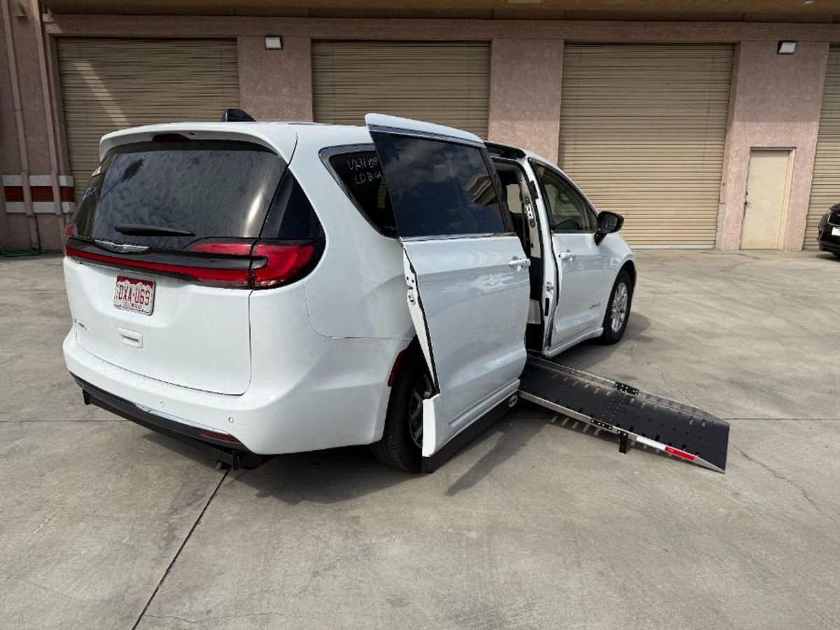 2024 CHRYSLER PACIFICA - Image 12