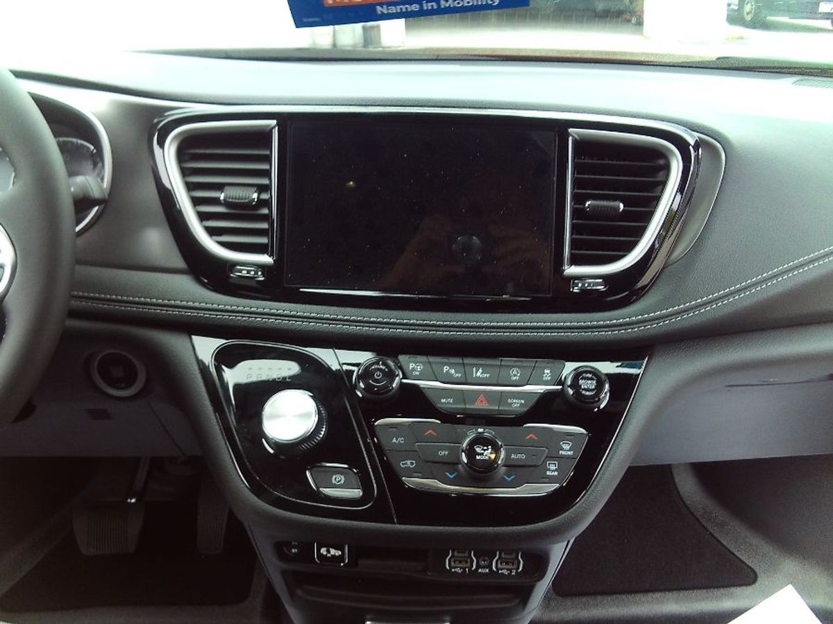 2025 CHRYSLER PACIFICA - Image 13