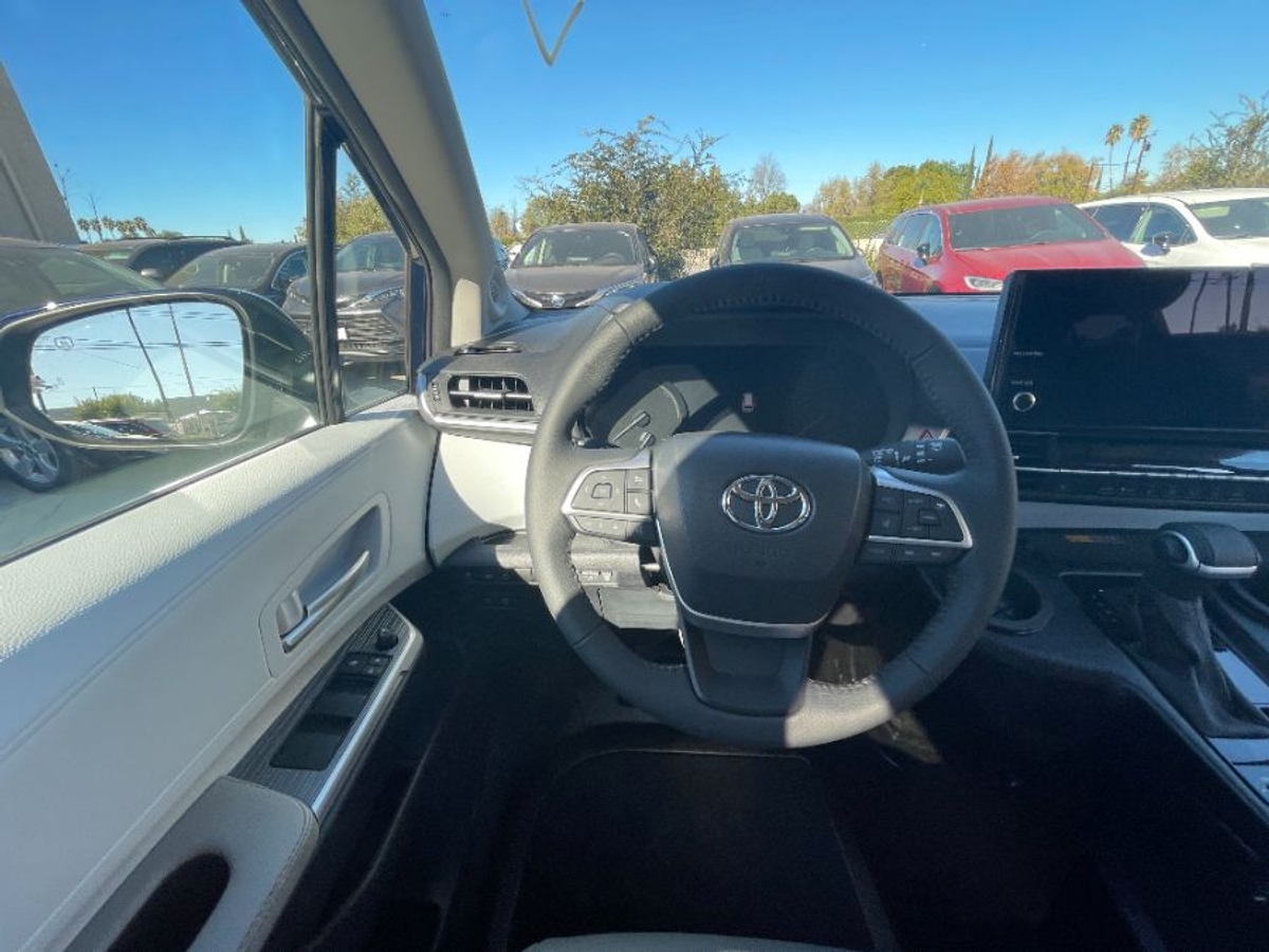 2025 TOYOTA SIENNA - Image 10