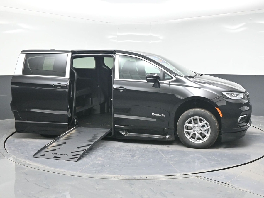 Black Chrysler Pacifica image number 7