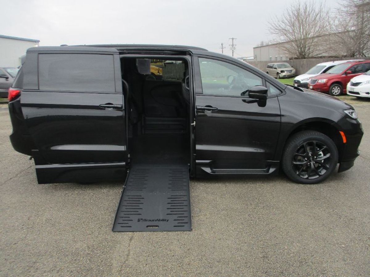 2023 CHRYSLER PACIFICA - Image 1