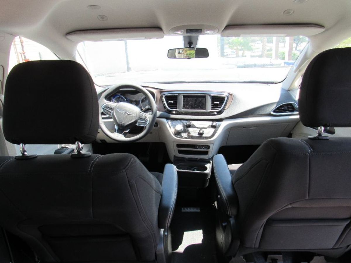 White Chrysler Voyager image number 11