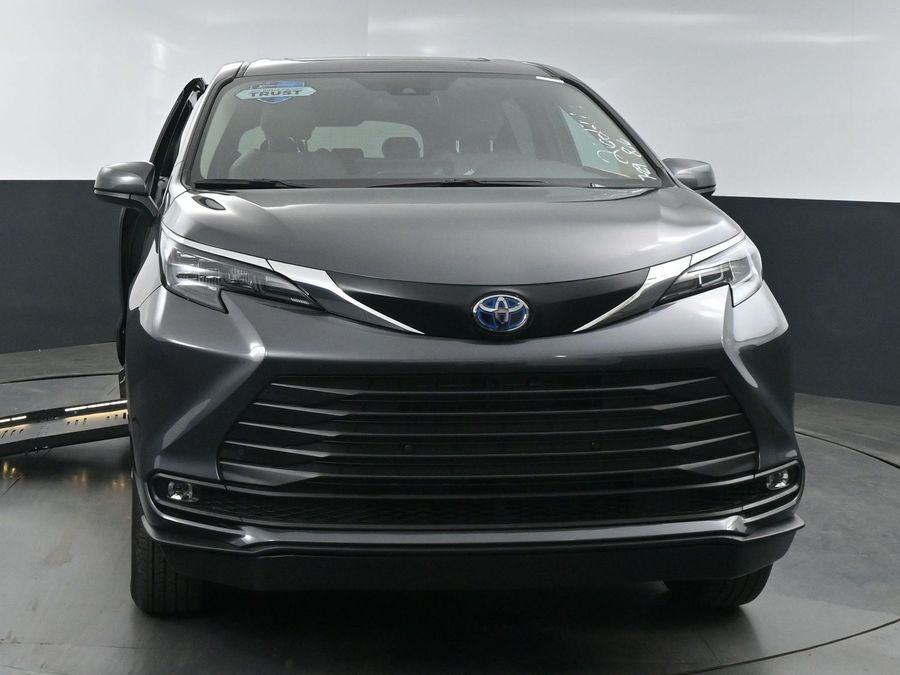 New 2025 Toyota Sienna Hybrid XLE Base - BraunAbility Side Entry Entry Fold Out Automatic Ramp