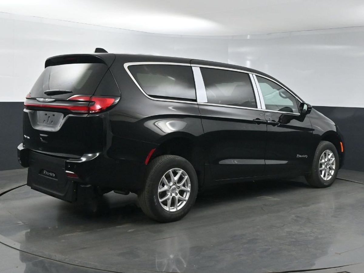 Black Chrysler Pacifica image number 6