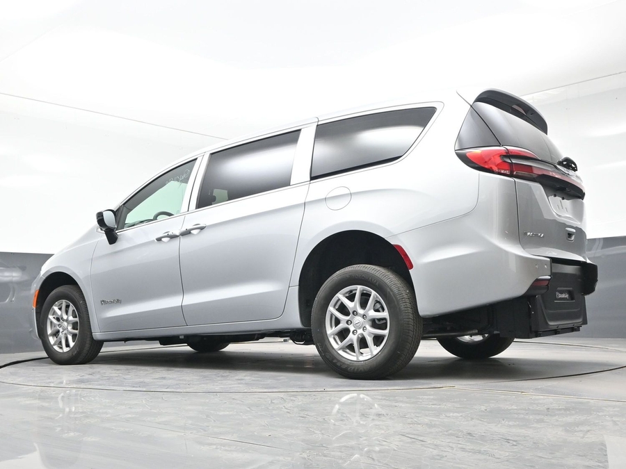 Silver Chrysler Pacifica image number 19