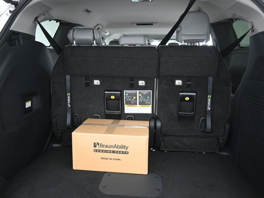 Grey Toyota Sienna image number 13