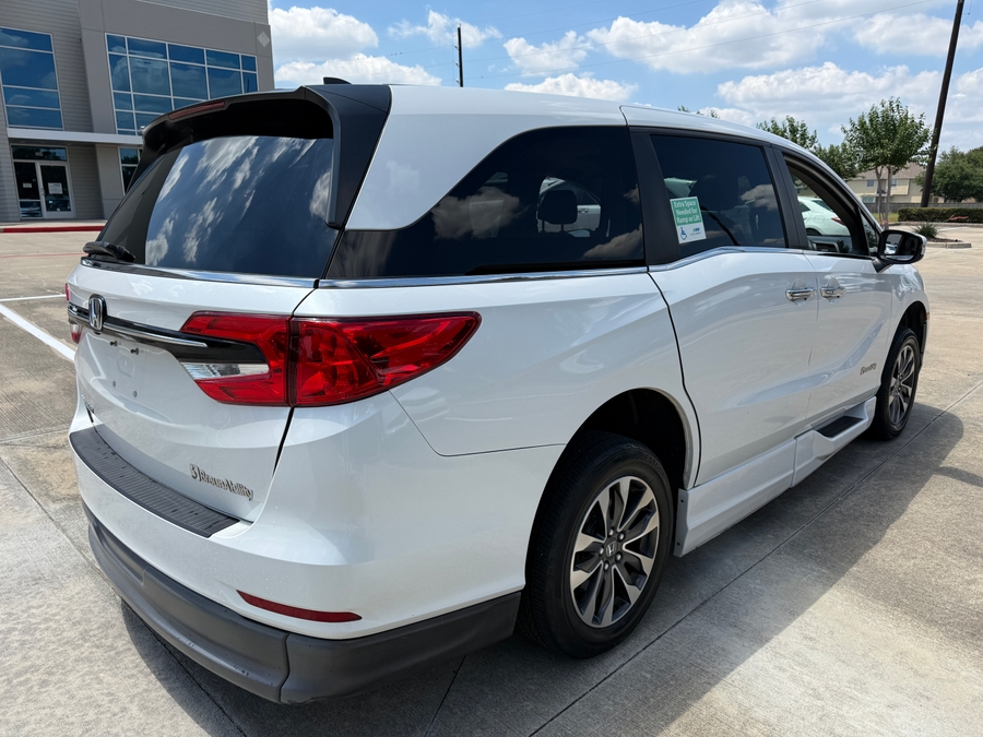 White Honda Odyssey image number 2
