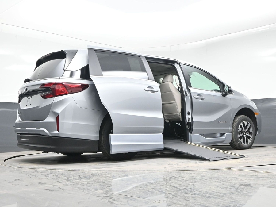 Silver Honda Odyssey image number 16