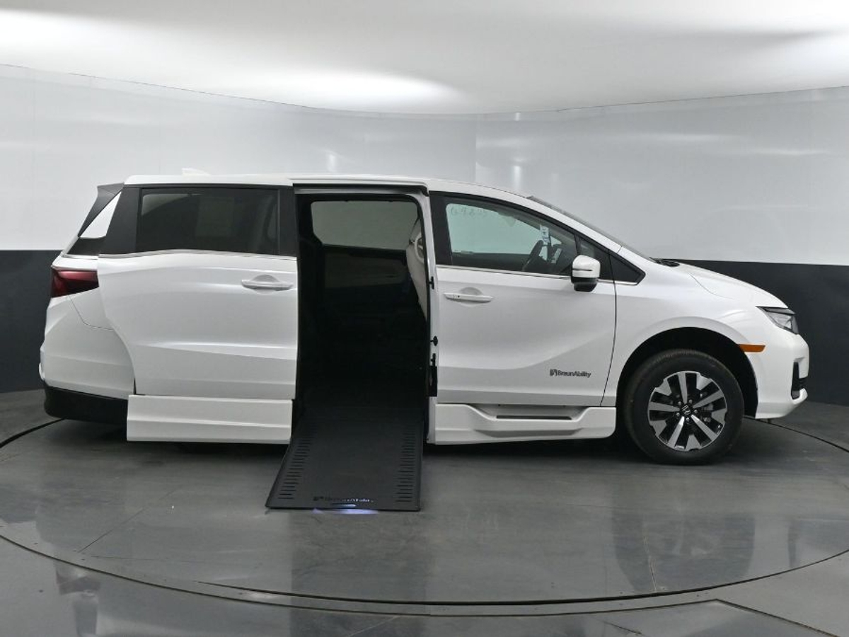 White Honda Odyssey image number 7
